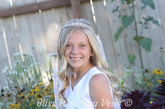 First Communion veil with matching tiara in soft tulle, featuring a one-layer pencil edge veil designed for Holy Communion.